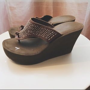 AMERICAN EAGLE OUTFITTERS BEADED LTHR WEDGES SZ 8